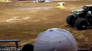 Hoppar på annan monster truck