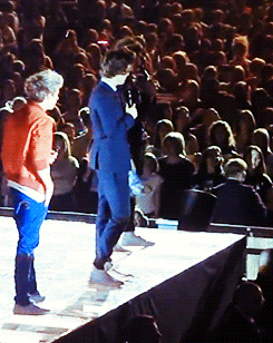 One direction medlem får sko i skrevet