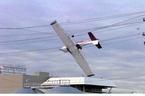 Radiostyrt flygplan i elledningar.