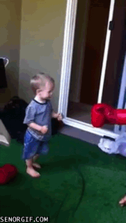 Unge tränar kickboxning