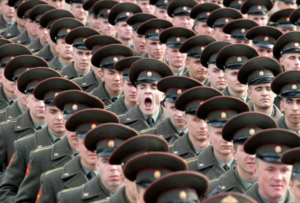 Militär som gäspar