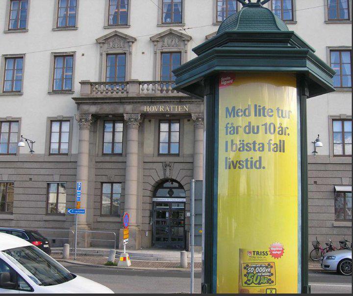 Passande skylt framför hovrätten!