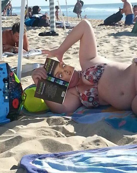 Läser på stranden