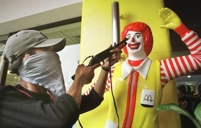 Ronald McDonald blir rånad