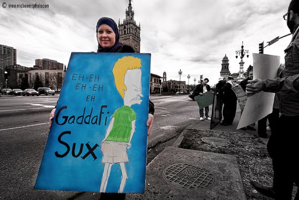 Portestskyltar mot Lybiske Gaddafi