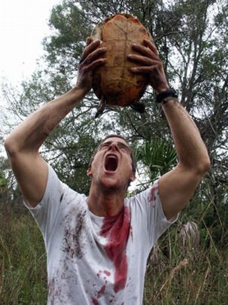 Äckliga saker Bear Grylls har ätit – bild 11 av 16