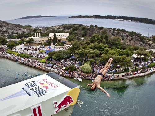 Red Bull cliff diving – bild 1 av 10