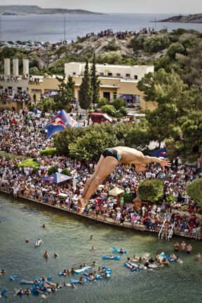 Red Bull cliff diving – bild 9 av 10