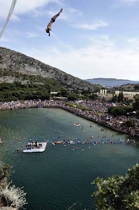 Red Bull cliff diving – bild 10 av 10