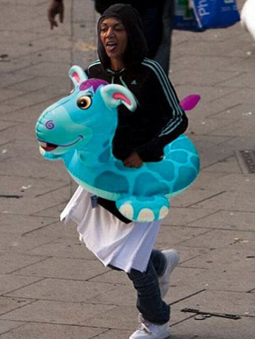 Photoshoppade bilder från kravallerna i London 2011 – bild 18 av 46