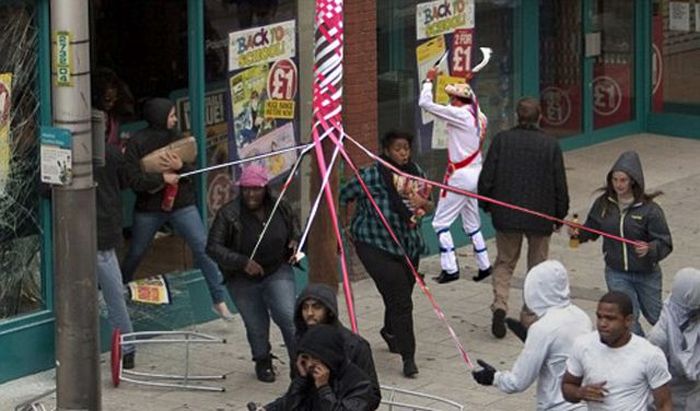 Photoshoppade bilder från kravallerna i London 2011 – bild 32 av 46