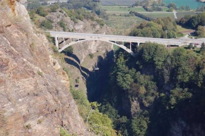 Hängande jacuzzi i Schweiz – bild 29 av 30