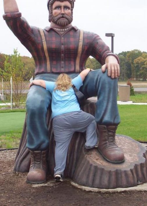 Kvinna klättrar på staty