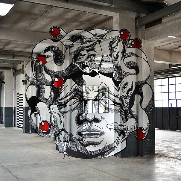 Medusa i ett rum – bild 1 av 6