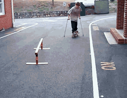 Kille med kryckor åker skateboard