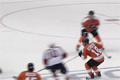 Bild från David Booth får en hård tackling av Mike Richards