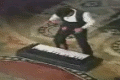 Bild från En man spelar keyboard med bollar