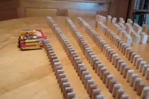 Bild från Legomaskin bygger domino
