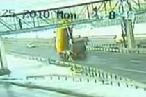Bild från Turkisk lastbil kör in i gångtunnel