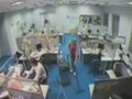 Bild från Idiot klipper av elsladd med sax