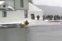 Bild från Snöskooter åker in i bro