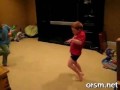 Bild från Barn dansar till Get Low av Flo Rida