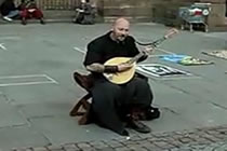Bild från Gatumusikant med otrolig sångröst