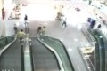 Bild från Killa räddar unge som ramlar av en rulltrappa