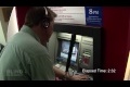 Bild från En blind man använder en bankomat