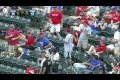 Bild från Fan grabs a foul ball without having to interrupt his cell conversation