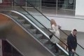 Bild från Kvinna går uppför en rulltrappa andra åker ned