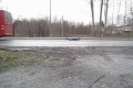 Bild från galen kille lägger sig under en körande buss!