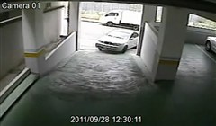 Bild från Kvinna parkerar bilen i garaget