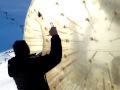 Bild från Ryssar inuti uppblåsbar boll faller över stup