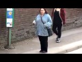Bild från Kvinna dansar vid busshållplats