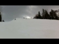 Bild från 30 skidåkare gör en backflip medans dom håller handen