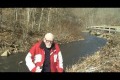 Bild från News reporter falls into a muddy river
