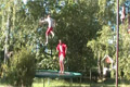 Bild från Axel 12 år hoppar studsmatta